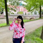 bluzka biało czerwona z szerokimi mankietami