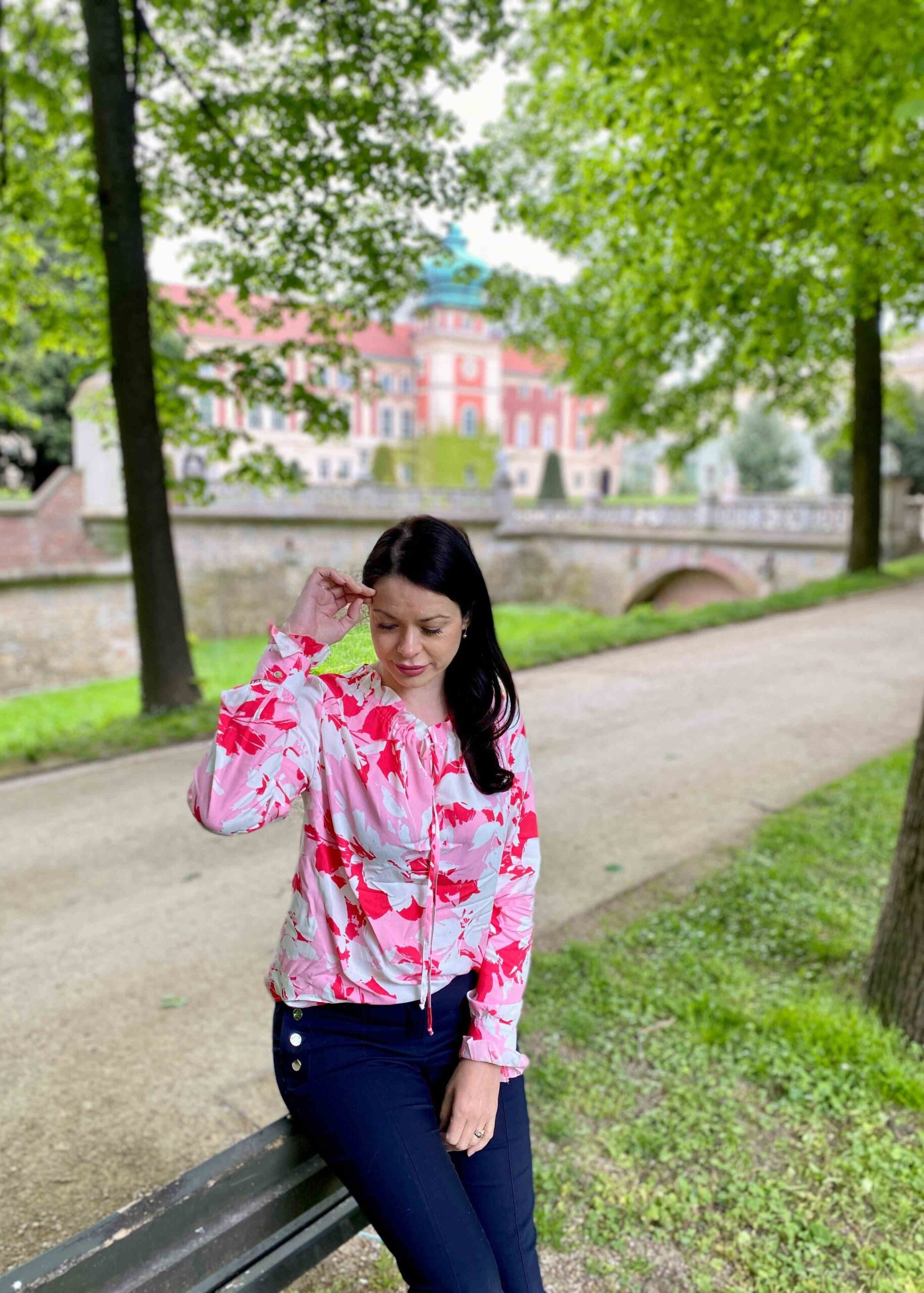 bluzka biało czerwona z szerokimi mankietami