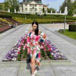 Sukienka w kwiaty wiązana w pasie - Kobiecowo - internetowy butik z odzieżą damską