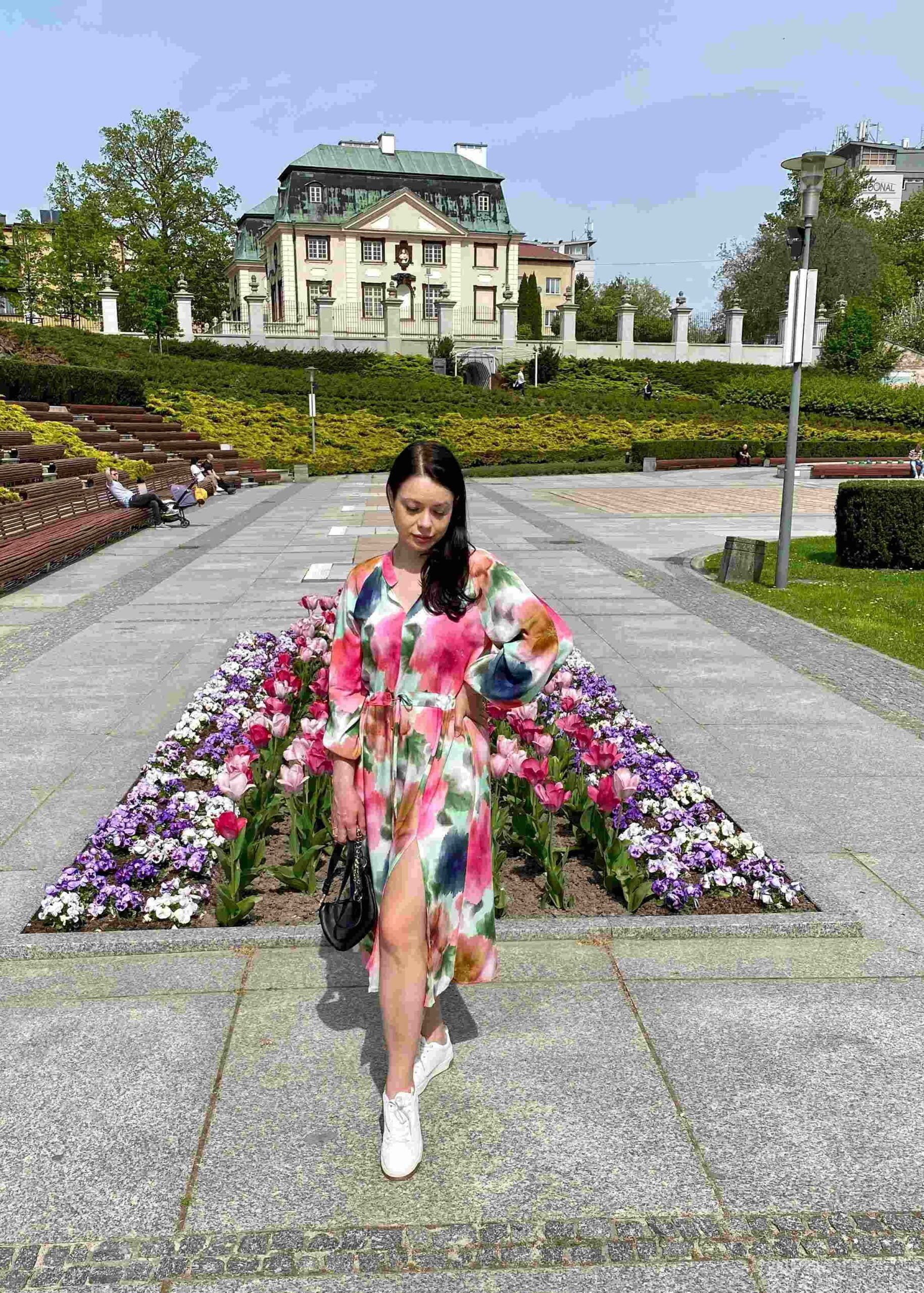 Sukienka w kwiaty wiązana w pasie - Kobiecowo - internetowy butik z odzieżą damską