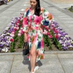 Sukienka w kwiaty wiązana w pasie - Kobiecowo - internetowy butik z odzieżą damską