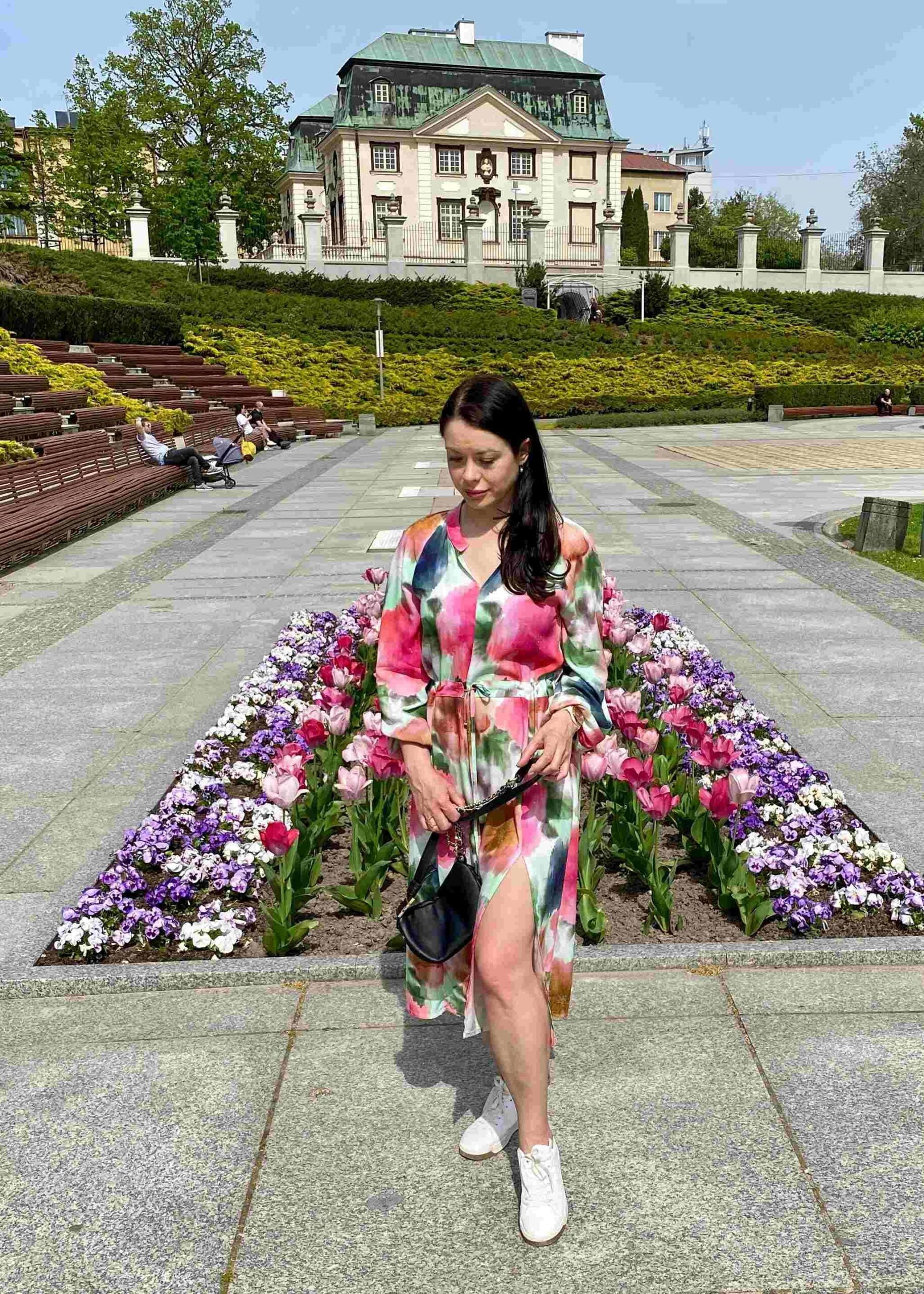 Sukienka w kwiaty wiązana w pasie - Kobiecowo - internetowy butik z odzieżą damską