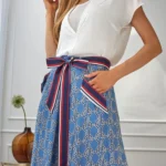 Niebieska rozkloszowana spódnica z czerwonym paskiem - Kobiecowo - internetowy butik z odzieżą damską