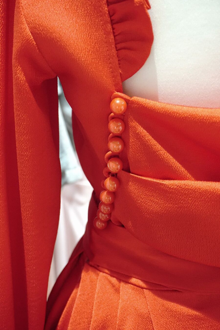 DSC00620-1-900x1347 Czerwona sukienka z perłowymi guzikami - Kobiecowo - internetowy butik z odzieżą damską