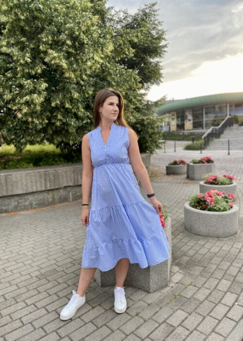 niebieska sukienka w białe paski