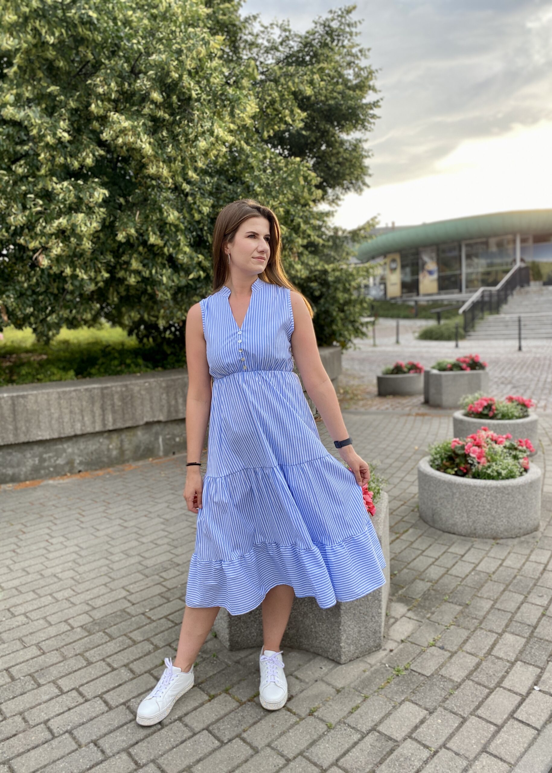 kobiecowo niebieska sukienka w białe paski