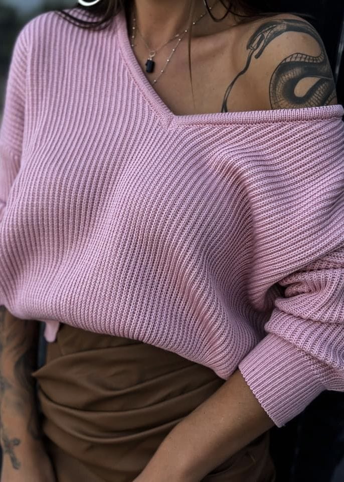 Sweter w prążki pudrowy róż z dekoltem w serek miękki ciepły stylowy na chłodniejsze dni - Kobiecowo - internetowy butik z odzieżą damską