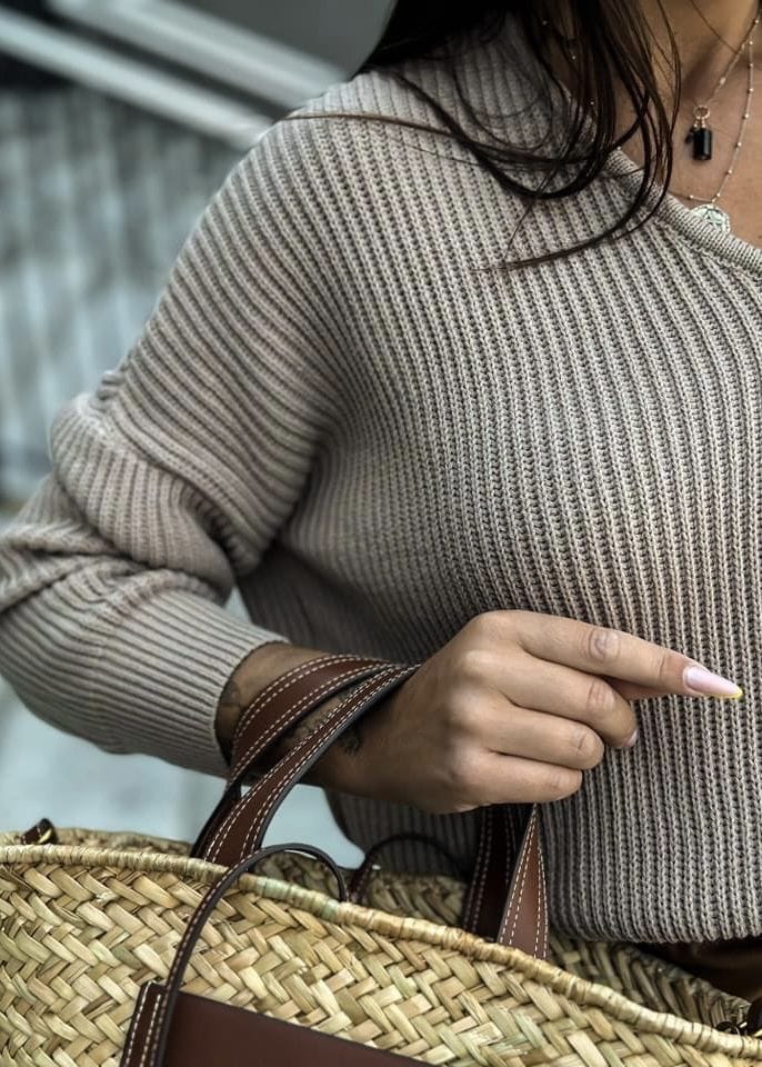 Sweter w prążki capuccino z dekoltem w serek miękki ciepły stylowy na chłodniejsze dni - Kobiecowo - internetowy butik z odzieżą damską sweter w prążki stylowy ciepły