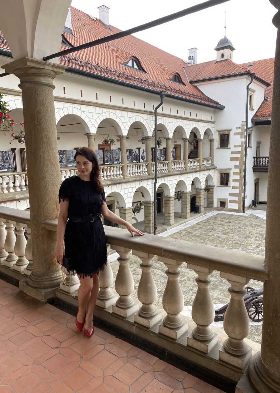 Piórkowa sukienka z kolekcji Aneta Kręglicka - Kobiecowo - internetowy butik z odzieżą damską