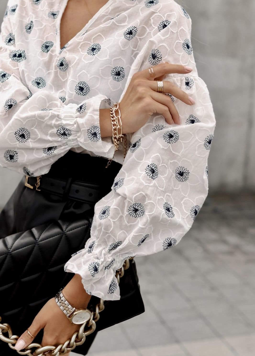 Biała bluzka w wyszywane kwiatki - Kobiecowo - internetowy butik z odzieżą damską