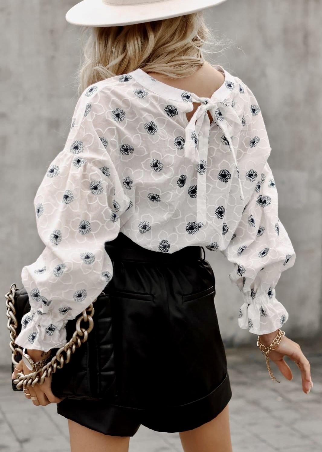 Biała bluzka w wyszywane kwiatki - Kobiecowo - internetowy butik z odzieżą damską