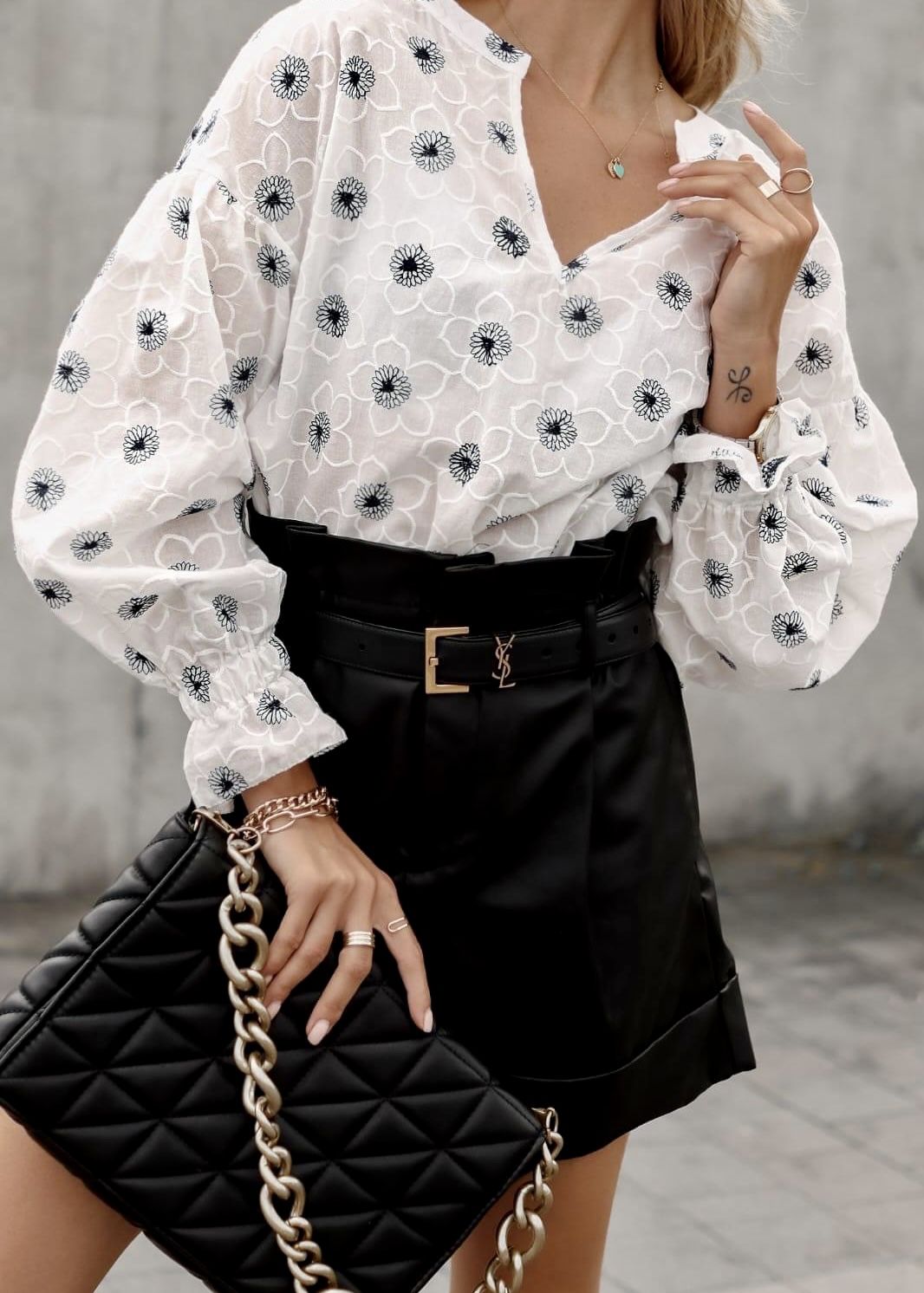 Biała bluzka w wyszywane kwiatki - Kobiecowo - internetowy butik z odzieżą damską