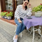 Biała bluzka w wyszywane kwiatki - Kobiecowo - internetowy butik z odzieżą damską