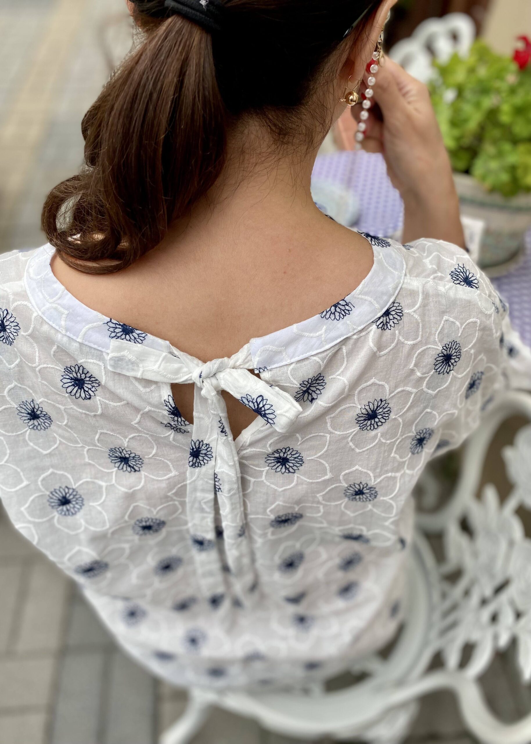 Biała bluzka w wyszywane kwiatki - Kobiecowo - internetowy butik z odzieżą damską