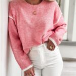 Różowy sweter z białymi lamówkami - Kobiecowo - internetowy butik z odzieżą damską