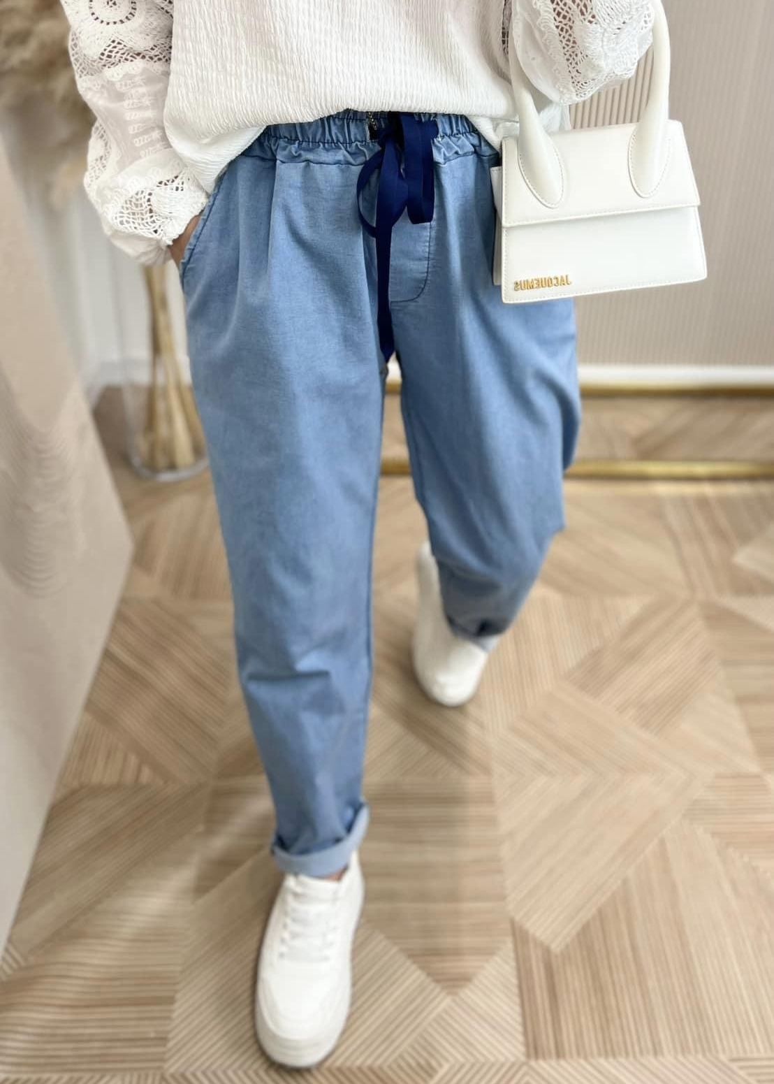 jeansowe spodnie z podwiniętymi nogawkami