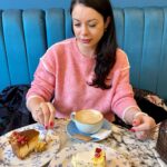 Różowy sweter z białymi lamówkami - Kobiecowo - internetowy butik z odzieżą damską