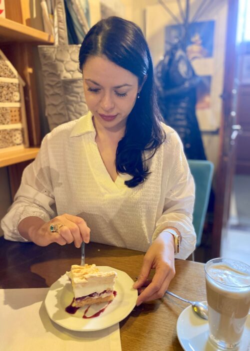 biała haftowana bluzka