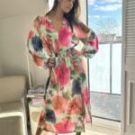 długa sukienka w kwiaty wiązana w pasie