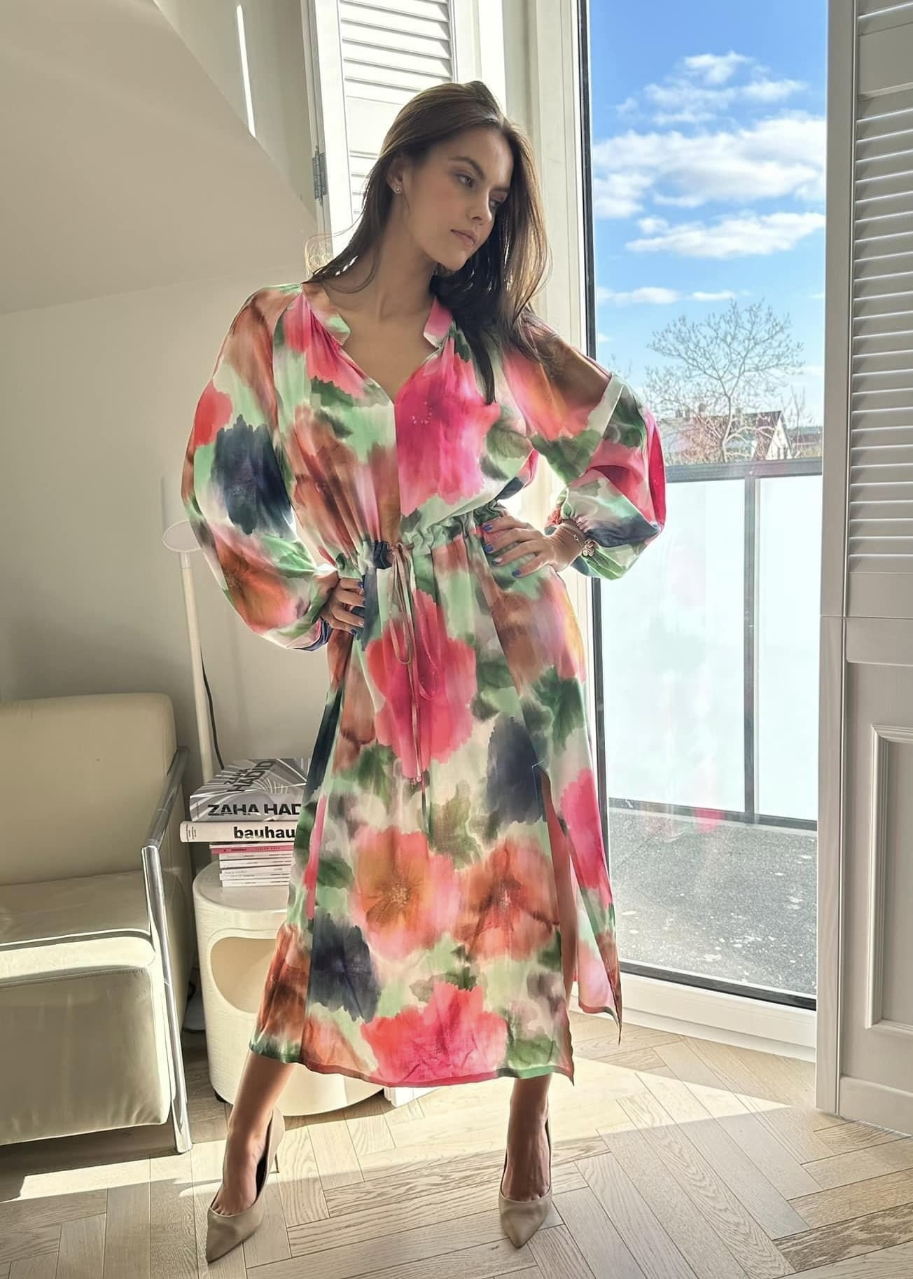 długa sukienka w kwiaty wiązana w pasie