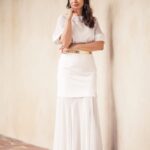 Biała długa sukienka ze złotym paskiem - Kobiecowo - internetowy butik z odzieżą damską