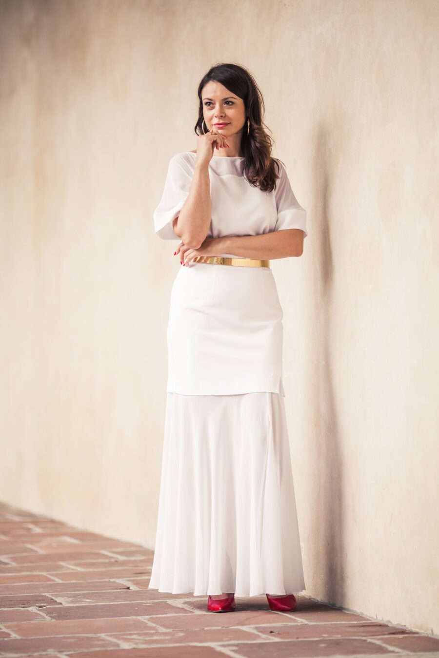 Biała długa sukienka ze złotym paskiem - Kobiecowo - internetowy butik z odzieżą damską