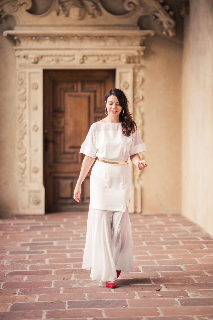 Biała długa sukienka ze złotym paskiem - Kobiecowo - internetowy butik z odzieżą damską