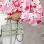 Bluzka biało czerwona z szerokimi mankietami - Kobiecowo - internetowy butik z odzieżą damską