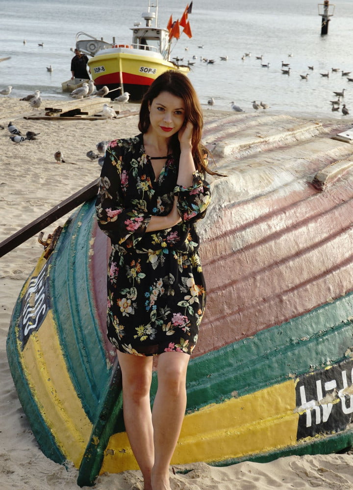 Czarna sukienka w kwiatowy print - Kobiecowo - internetowy butik z odzieżą damską