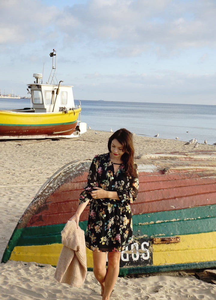 Czarna sukienka w kwiatowy print - Kobiecowo - internetowy butik z odzieżą damską