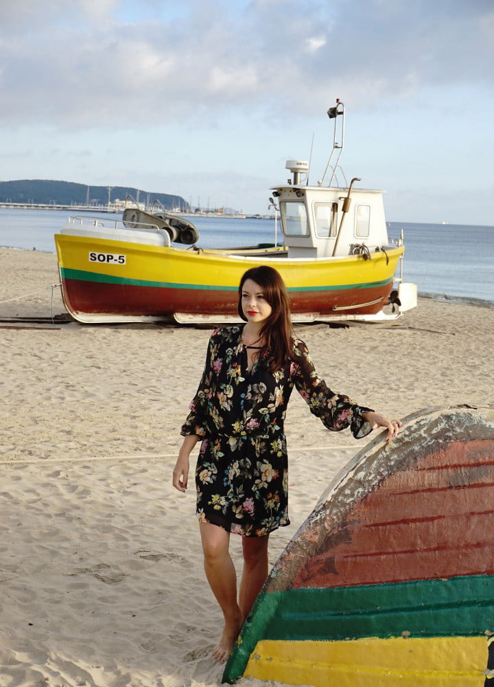 Czarna sukienka w kwiatowy print - Kobiecowo - internetowy butik z odzieżą damską