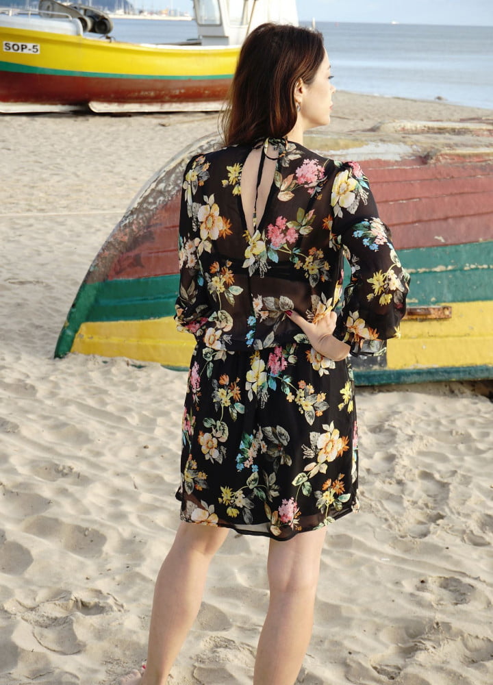 Czarna sukienka w kwiatowy print - Kobiecowo - internetowy butik z odzieżą damską